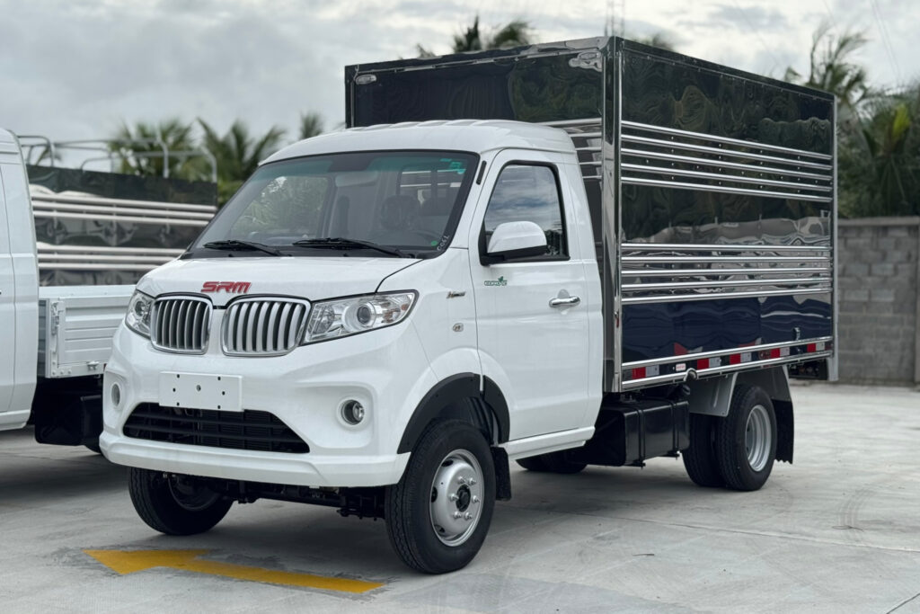 Hình ảnh xe tải nhẹ SRM S1 màu trắng thùng bạc đậu tại bãi xe