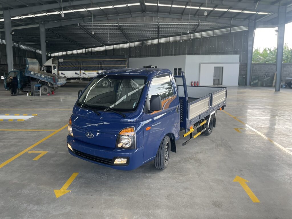 Hình ảnh xe tải Hyundai New Porter H150 thùng lừng đạu trong bãi đổ xe