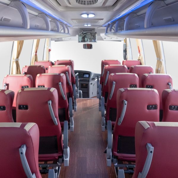 Ghế hành khách được trang bị cụm cổng sạc Type C & A, có bệ tỳ chân và tay nắm an toàn